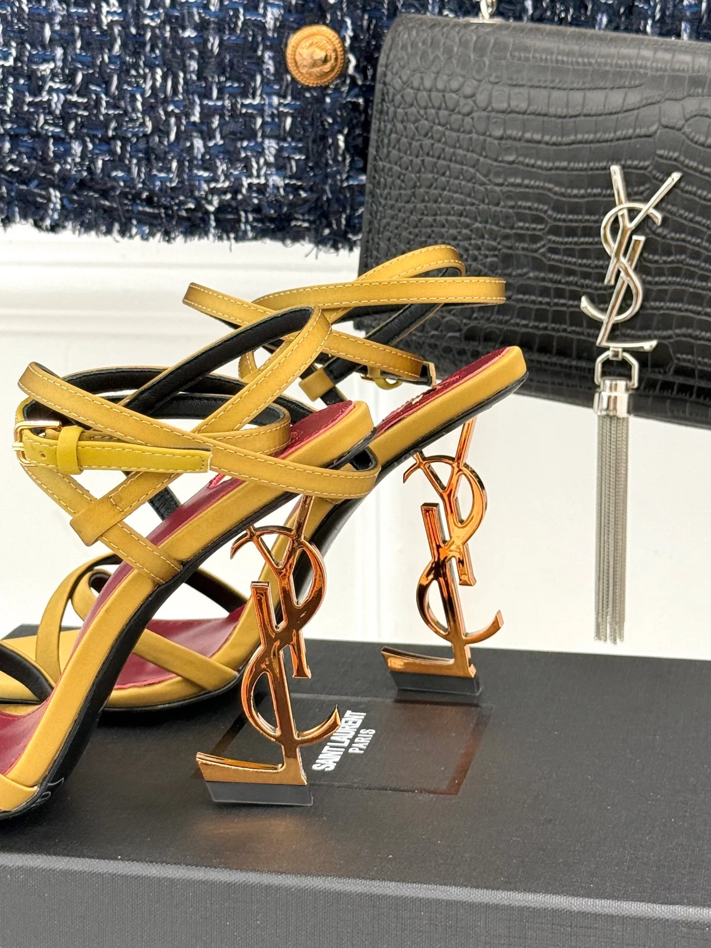 👟👟Ex-factory price 600👟👟 Saint Lauren*YSL Saint Laurent classic spring and summer letter heel cross-strap high-heeled sandals. High-heeled shoes that are suitable for both men and women. I love them. They are indeed the brand that understands women best. They are sold out as soon as they are new‼ ️ Especially the side lines are designed to be smooth, natural and slimming, making the whole pair of shoes layered and feminine. No matter what your usual style is, you must try it! The upper is made of imported cow patent leather, the lining is mixed sheepskin, and the Italian genuine leather outsole Heel height: 10.5cm Size: 35-39 (34/40/41 customized)